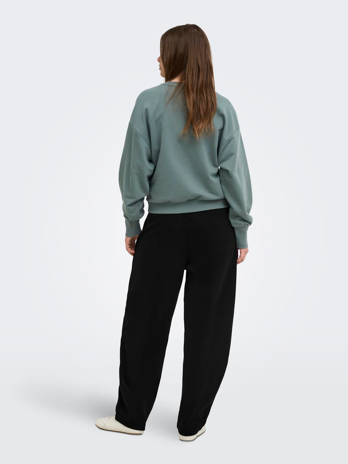 model_shot-back